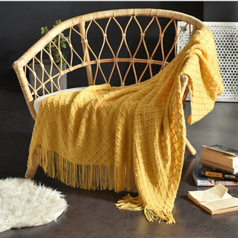 Boho Throw Blanket Fringe - マスタードイエローのテクスチャードニットブランケット。ボヘミアン調のダイヤモンド柄で、フリンジ付き。暖かく、ボリューム感のあるケーブルニットのソファカバー、ベッドランナーとしても使える装飾品。