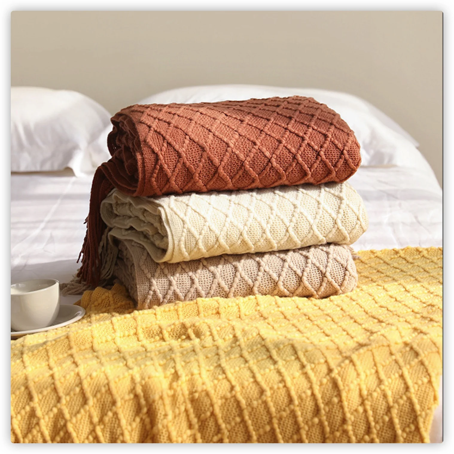 Boho Throw Blanket Fringe - テキスタイルシティ ダイヤモンドニット柄のタッセル付きブランケット。柔らかいボヘミアン調の編み模様で、ソファや部屋のインテリアに最適な、心地よいフリンジ付きのブランケット。