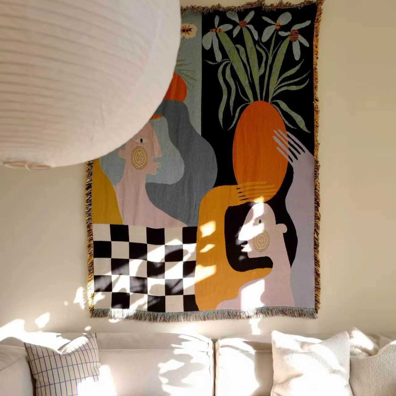 Boho Throw Blanket Fringe - モダンな抽象アートのタペストリー。ボヘミアン調の織り模様とカラフルな幾何学模様、そしてフリンジがあしらわれた装飾用ブランケットとして、壁に飾るのに最適。