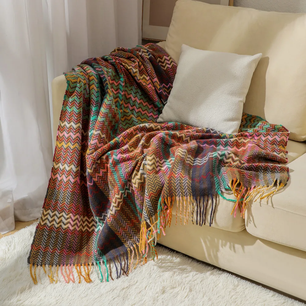 Boho Throw Blanket Fringe - ボヘミアン調の波模様が施された、タッセル付きのブランケット。ヴィンテージ風のエスニックなデザインで、ソファカバーとしても使える。カラフルで軽量、幾何学模様のフリンジが特徴。ベッドにも使える。